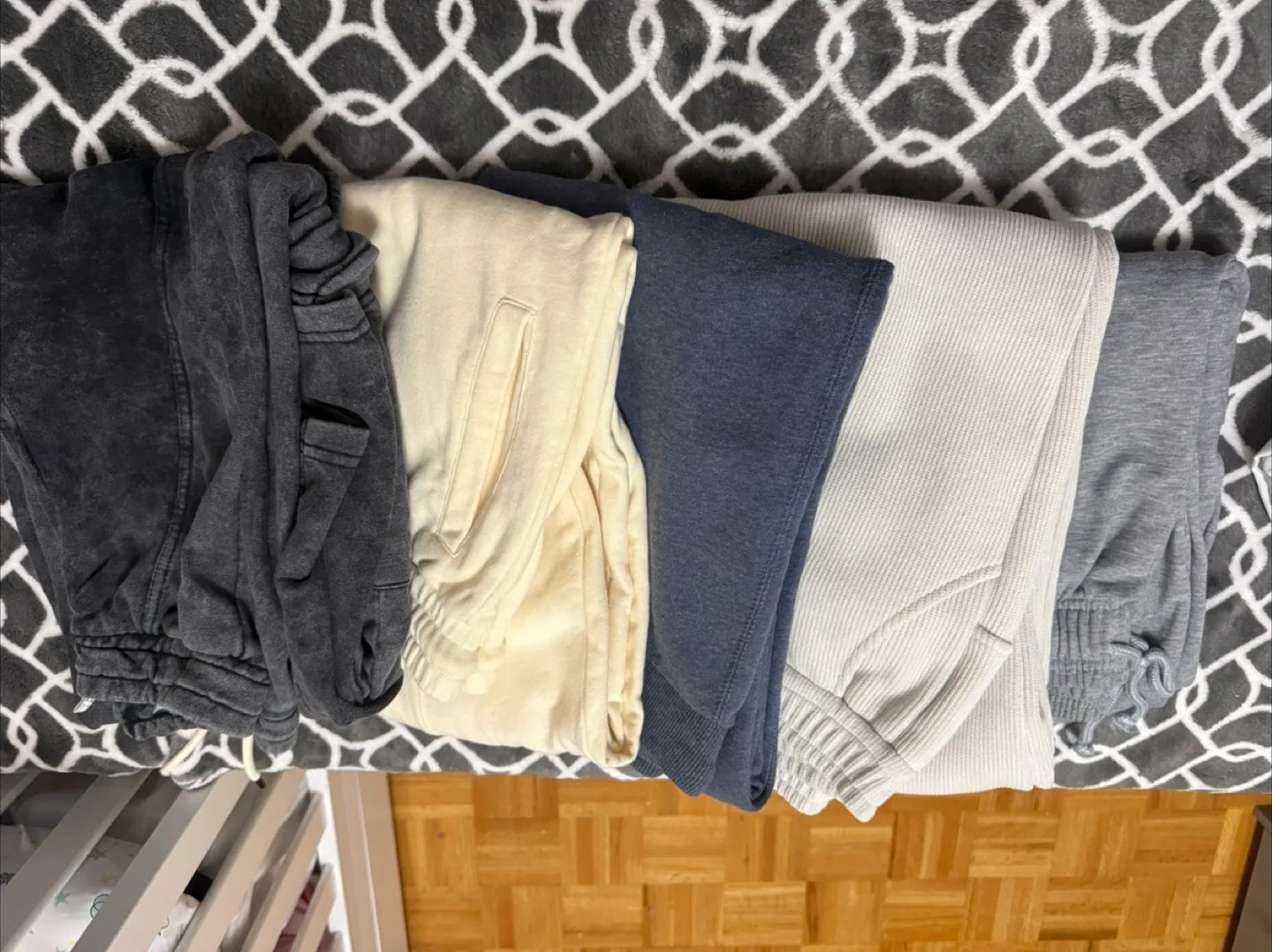L5. Branded sweatpants bundle thumbnail