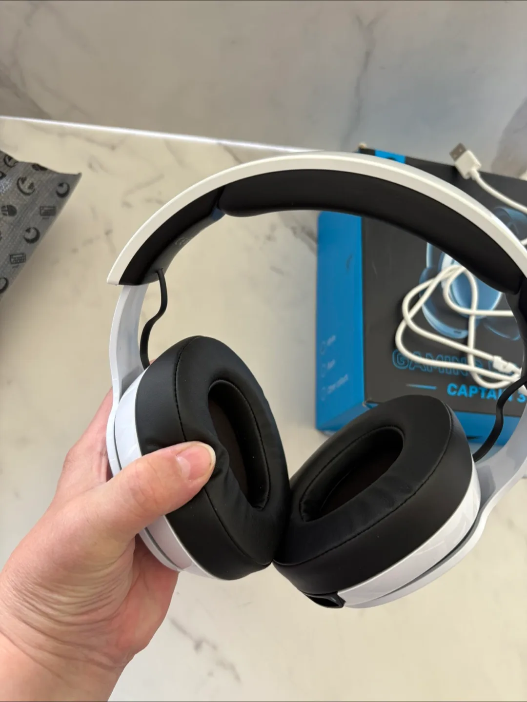 Captain 300 Wireless Headset – Music Only image indicator(2)