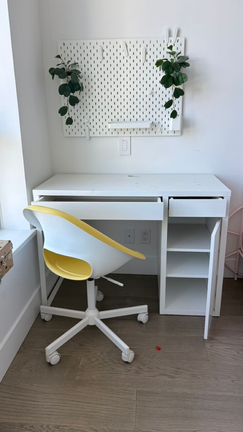 Desk & Swivel Desk Chair & pegboard - photo 4