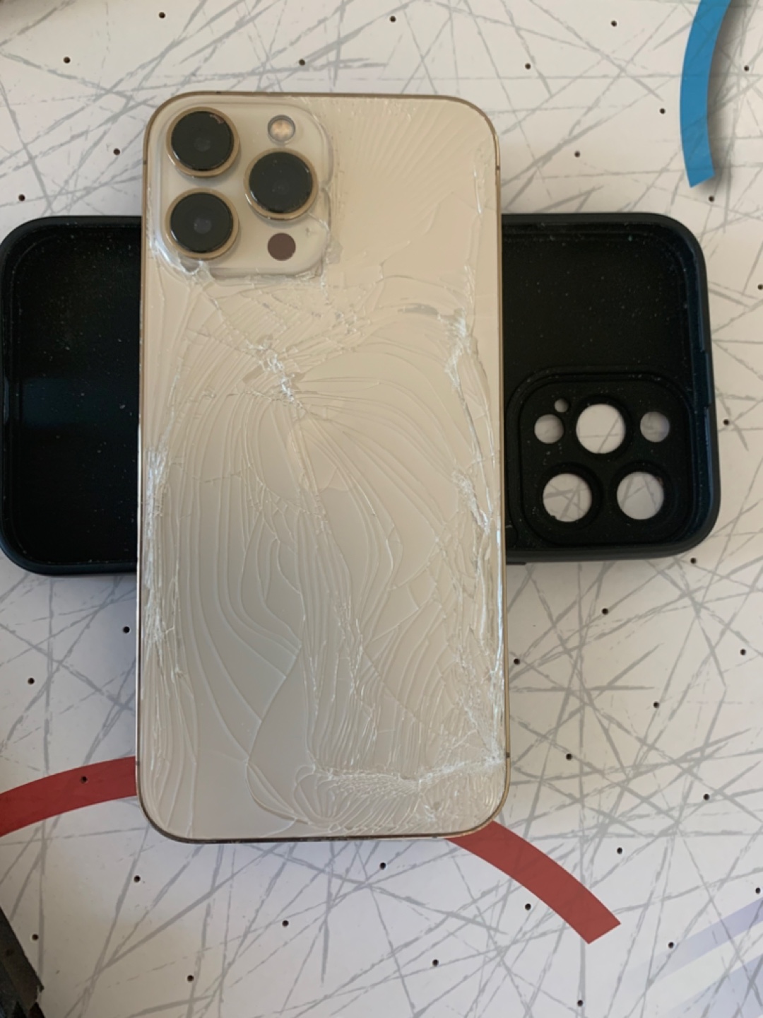 For parts - Cracked  iPhone 13 pro max - photo 2