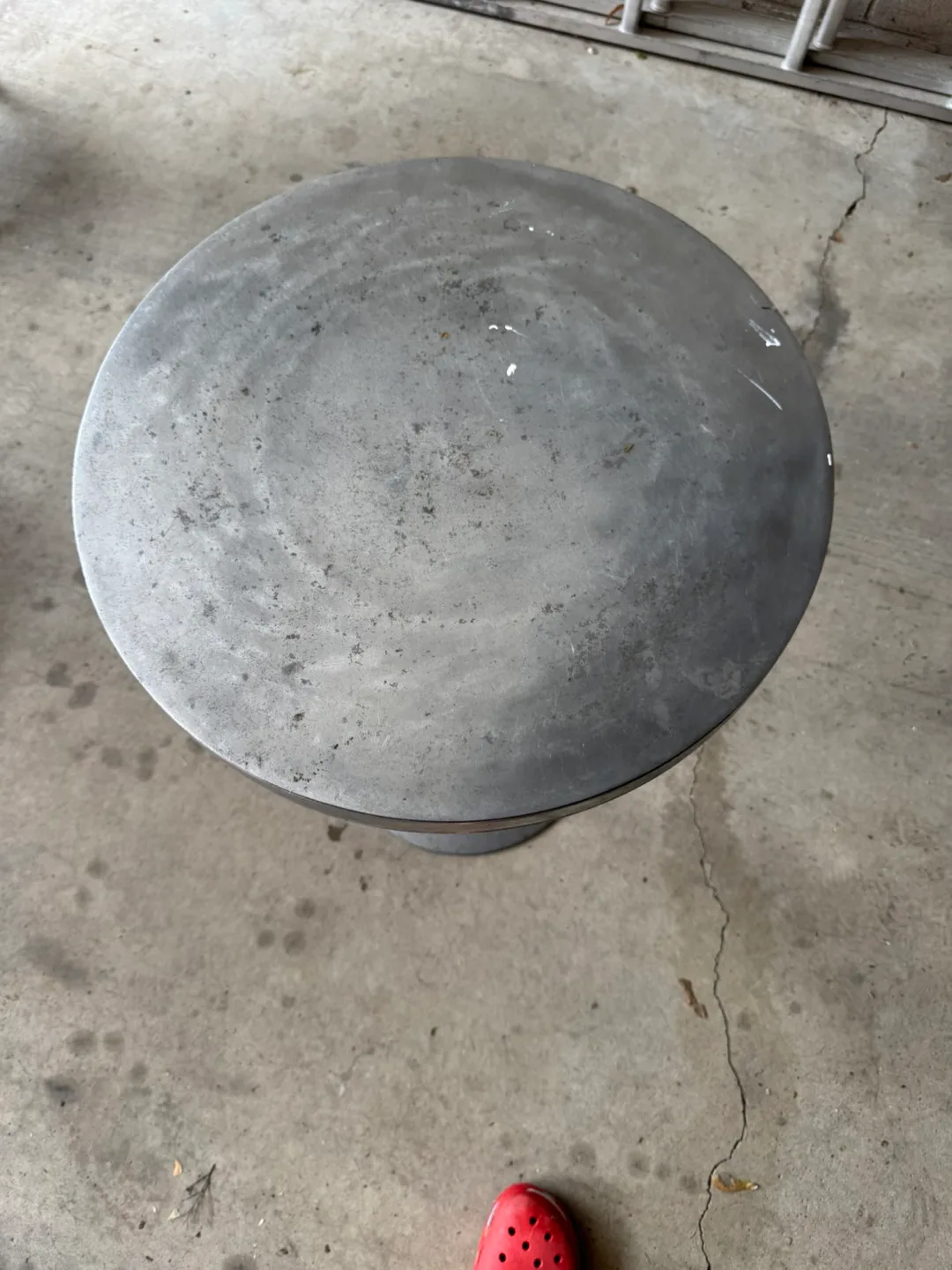 Round Metal Accent Table image indicator(2)