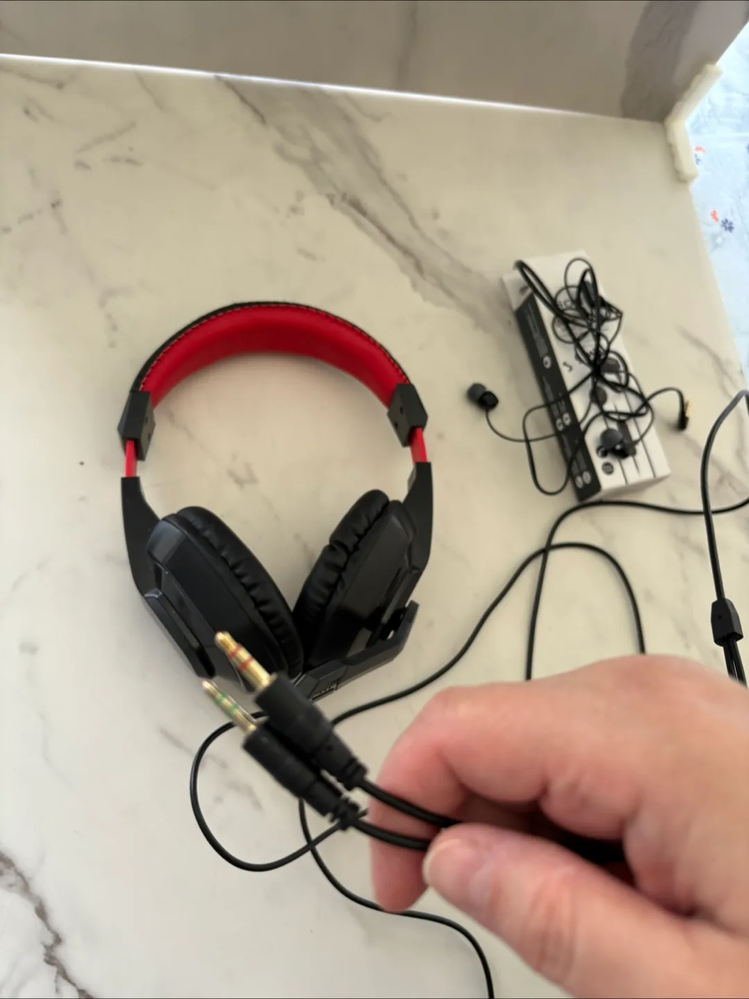 Redragon Gaming Headset + Bonus Sony In-Ear Headphones image indicator(4)