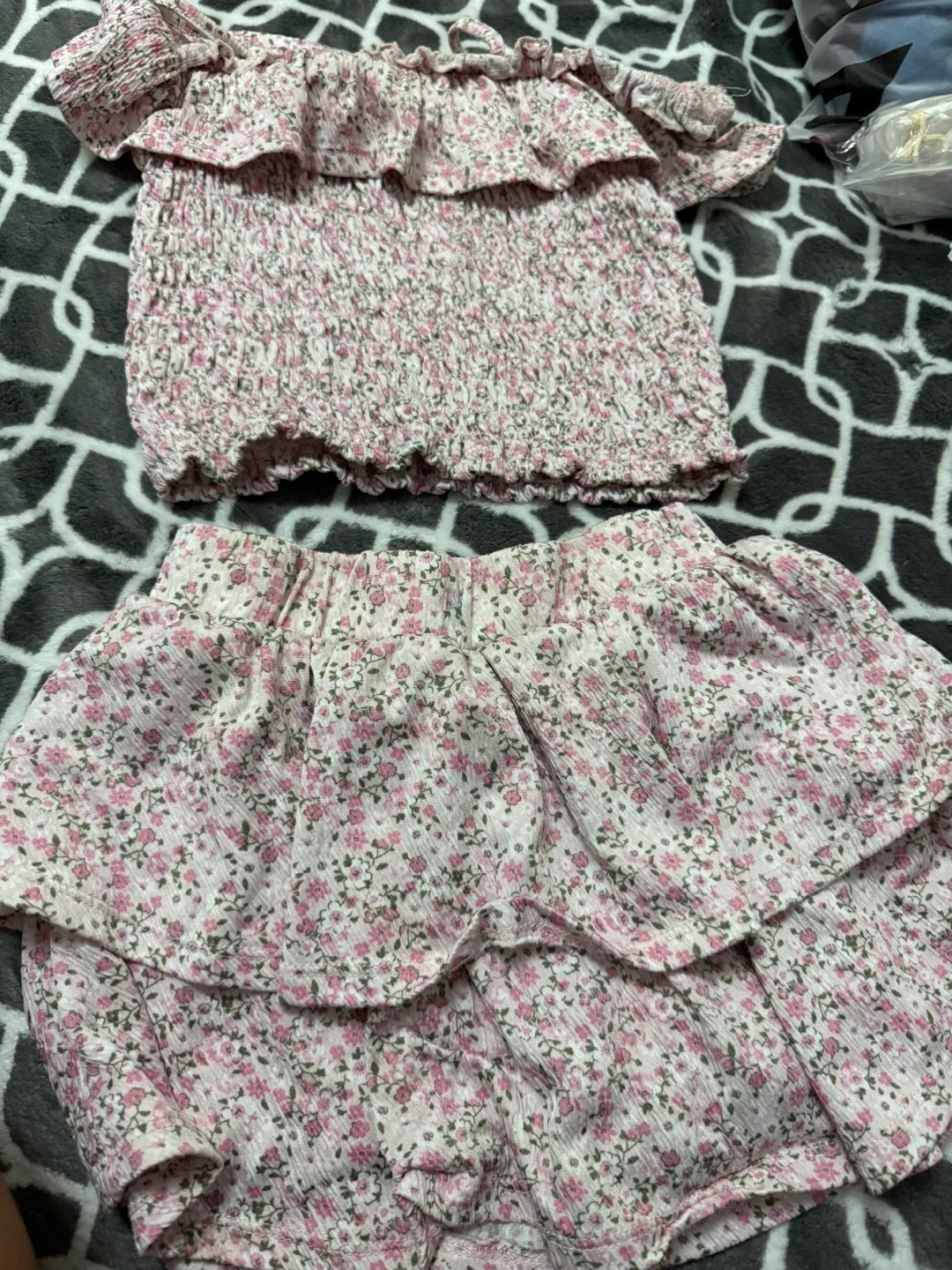 G5. Mixed Girl’s clothes with free socks thumbnail