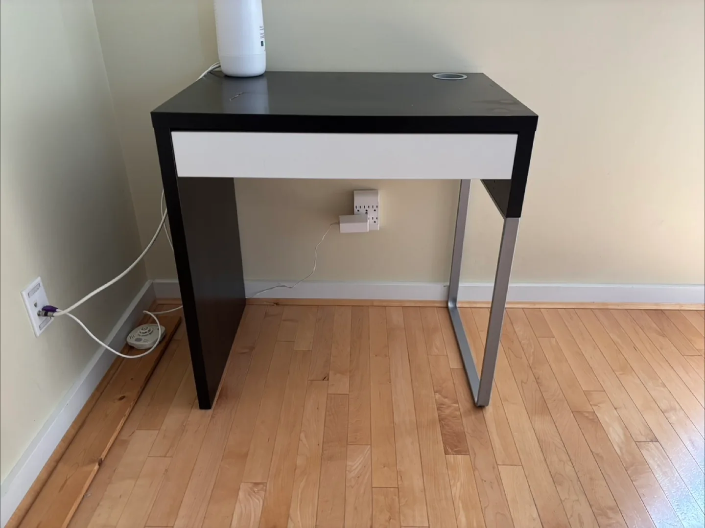Black Computer Desk with Silver Legs thumbnail