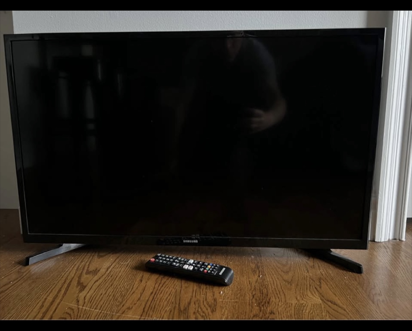 Samsung TV 32” class (28” wide 18” tall