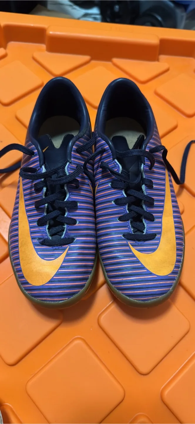 Nike soccer shoes - Size 1 Youth thumbnail