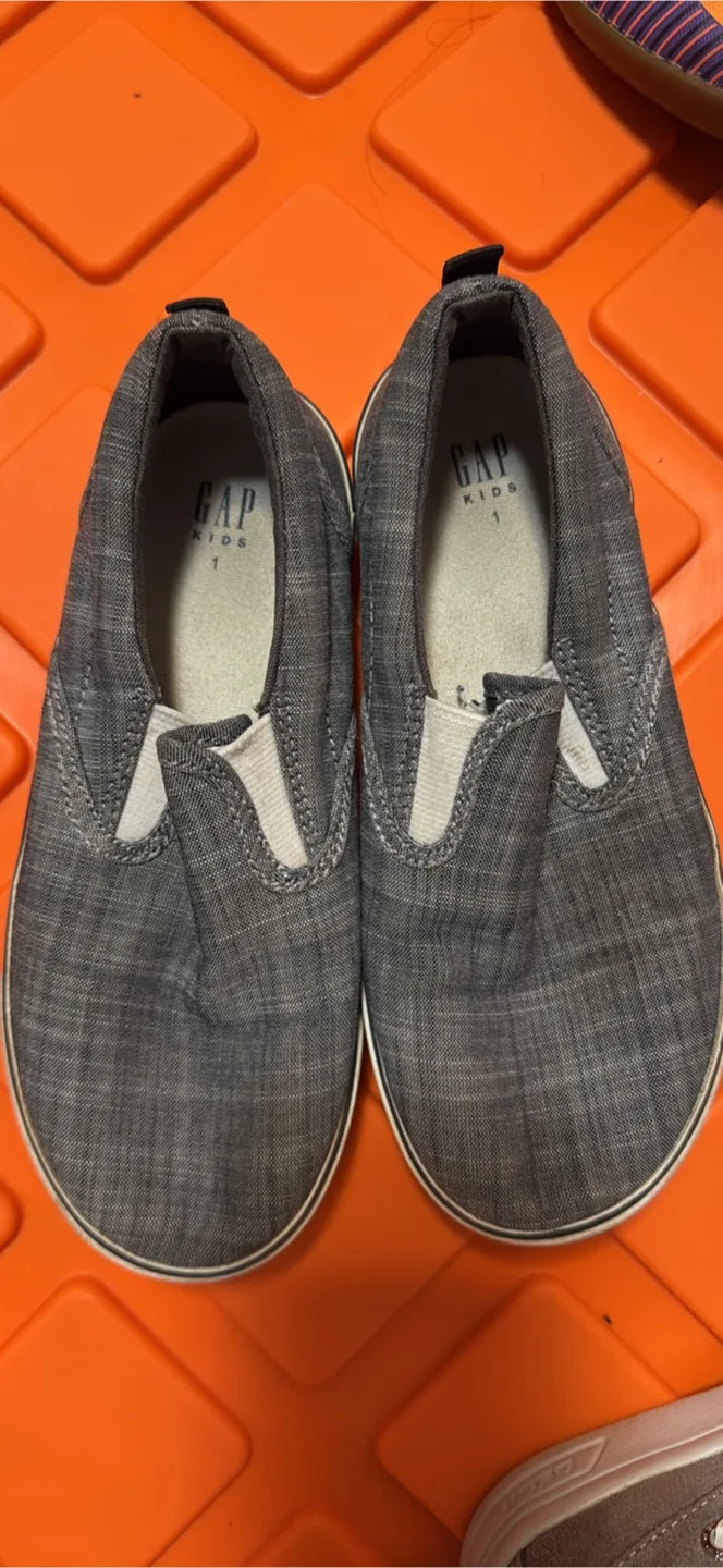 Gap Kids Size 1 Slip-On Shoes thumbnail