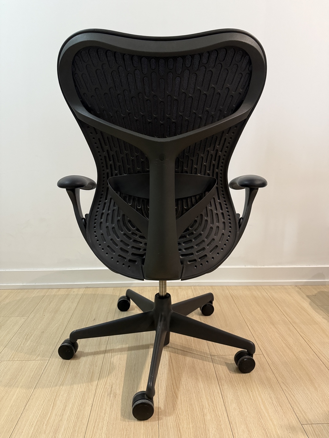 Herman Miller Mirra 2 Ergonomic Office Chair - photo 4