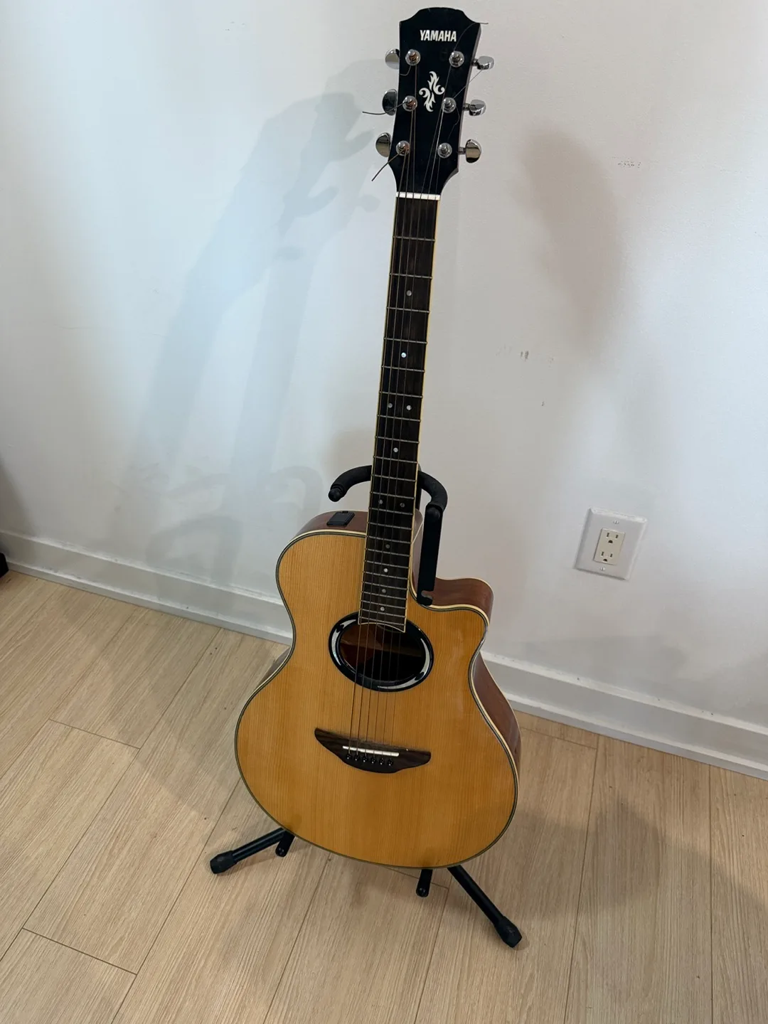 Yamaha Acoustic-Electric Guitar (APX500III) + Gig Bag
