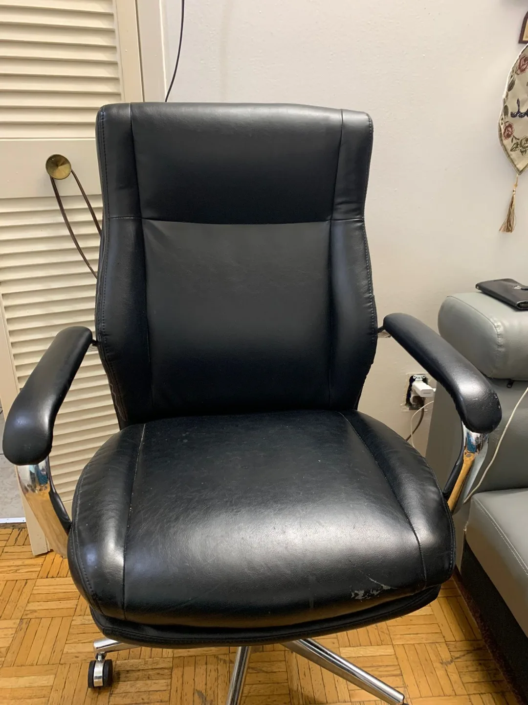 Black Executive Office Chair thumbnail
