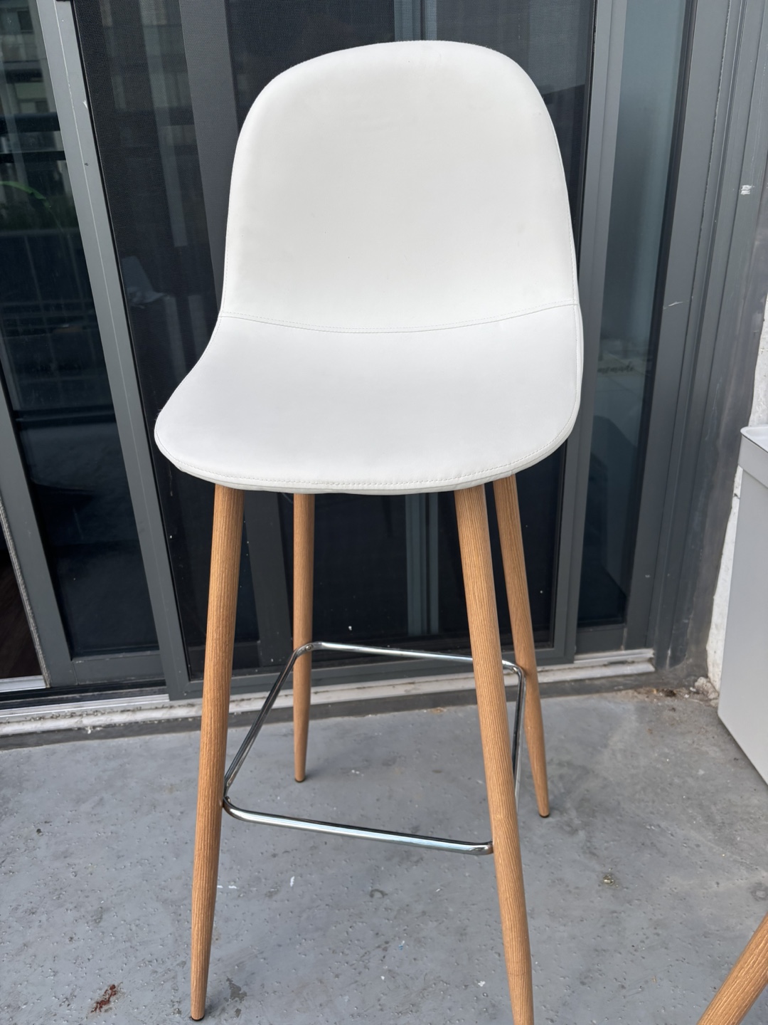 Set of 2 Modern JYSK White Bar Stools – Excellent Condition! - photo 2
