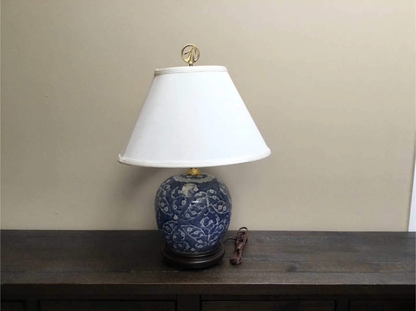 🇨🇦Blue & White Floral Table Lamp thumbnail