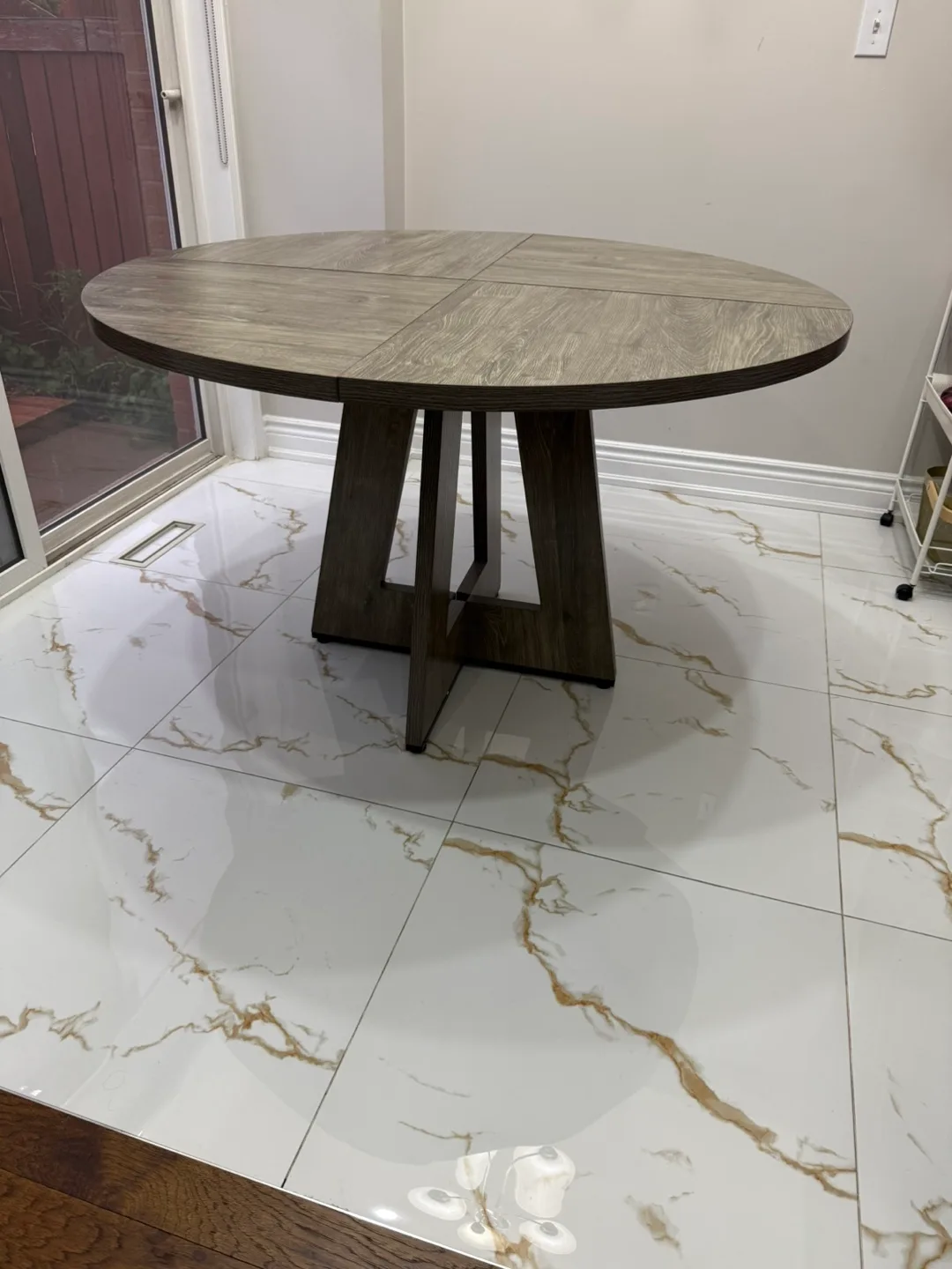 Round Dining Table - 47.25" Diameter image indicator(3)