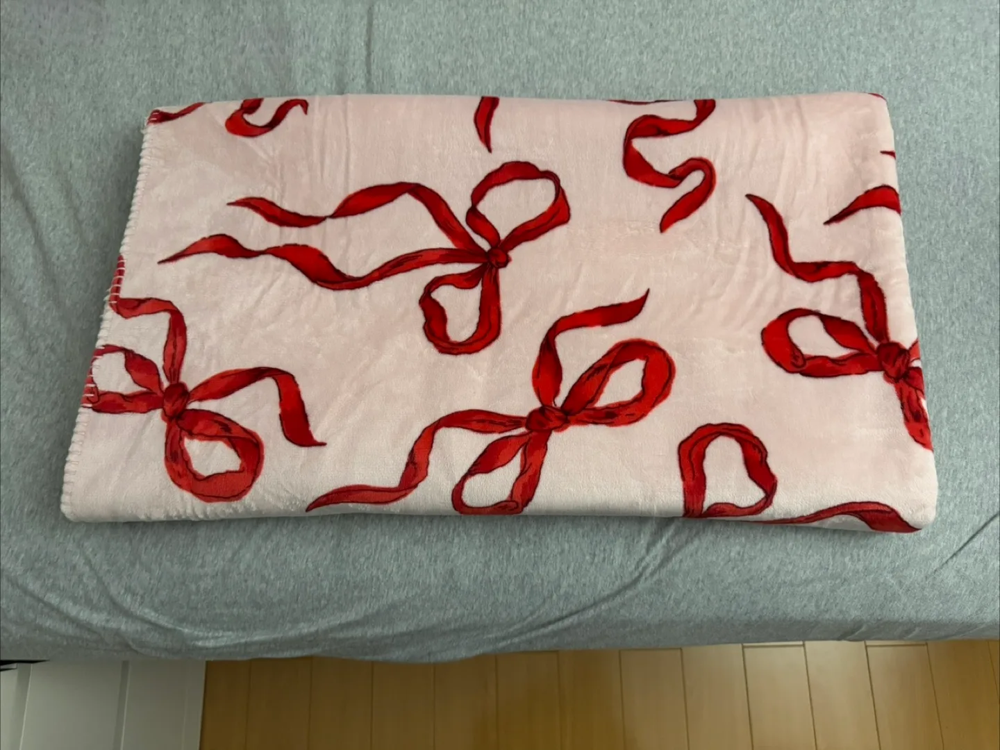 Victoria's Secret Cozy Blanket - Red Bows thumbnail