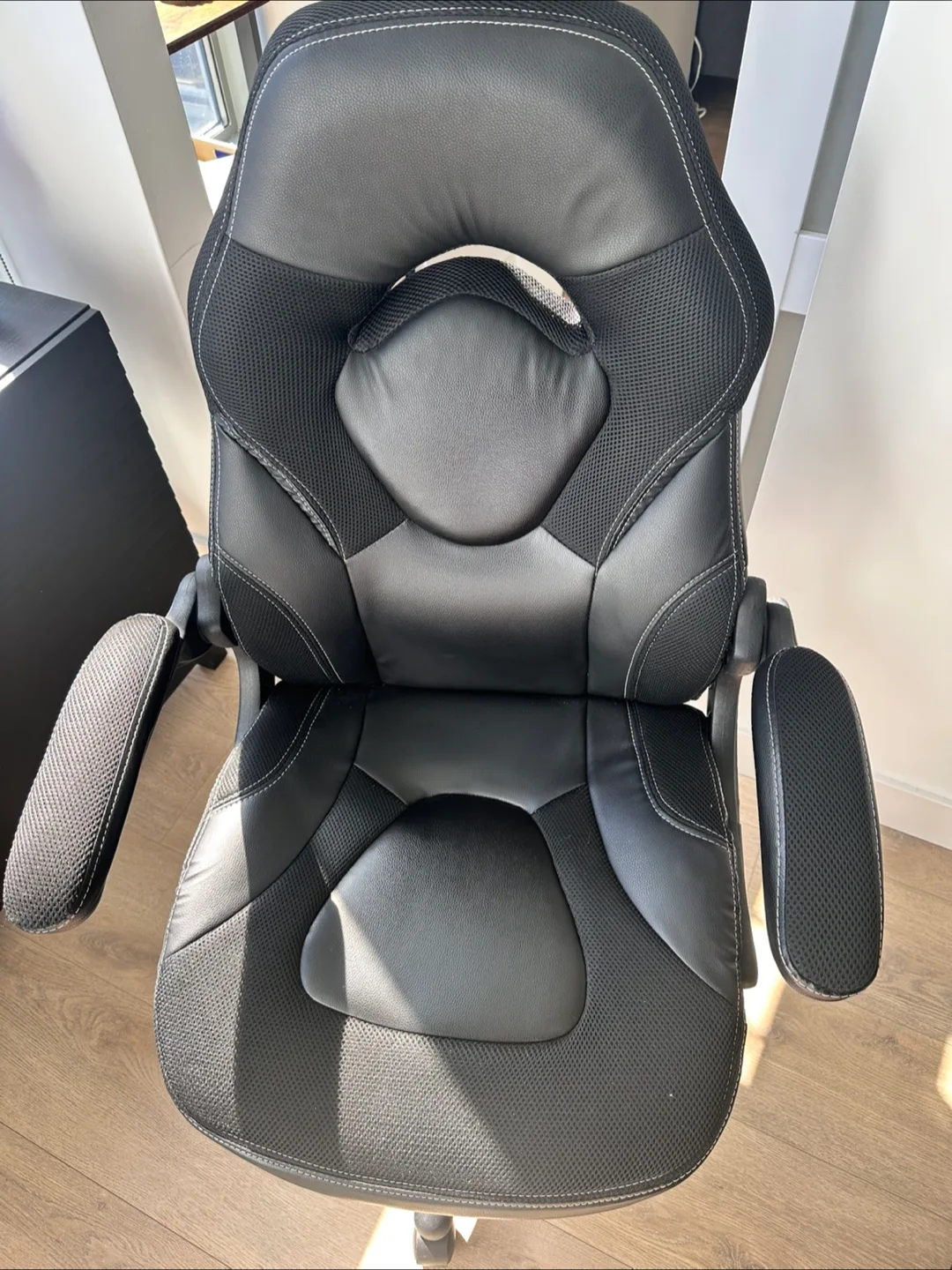 Ergonomic swivel Black Gaming/office Chair thumbnail