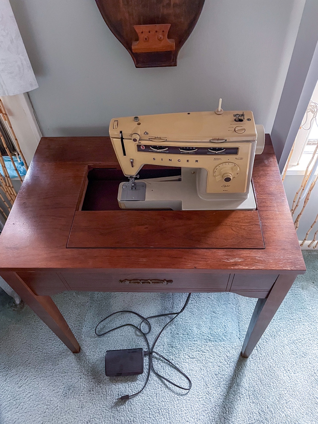 Vintage Singer Sewing Machine & Table