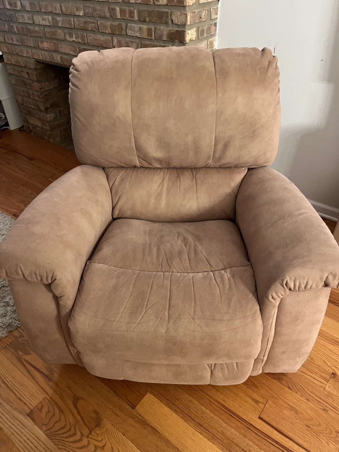 Beige Recliner Chair - Cozy and Comfy!