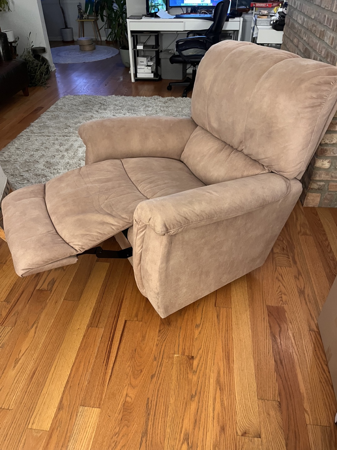 Beige Recliner Chair - Cozy and Comfy! - photo 2