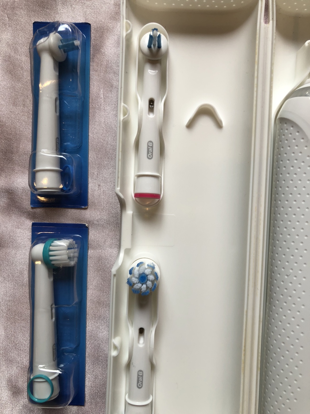 Oral-B Braun Electric Toothbrush with Extra Heads - photo 3