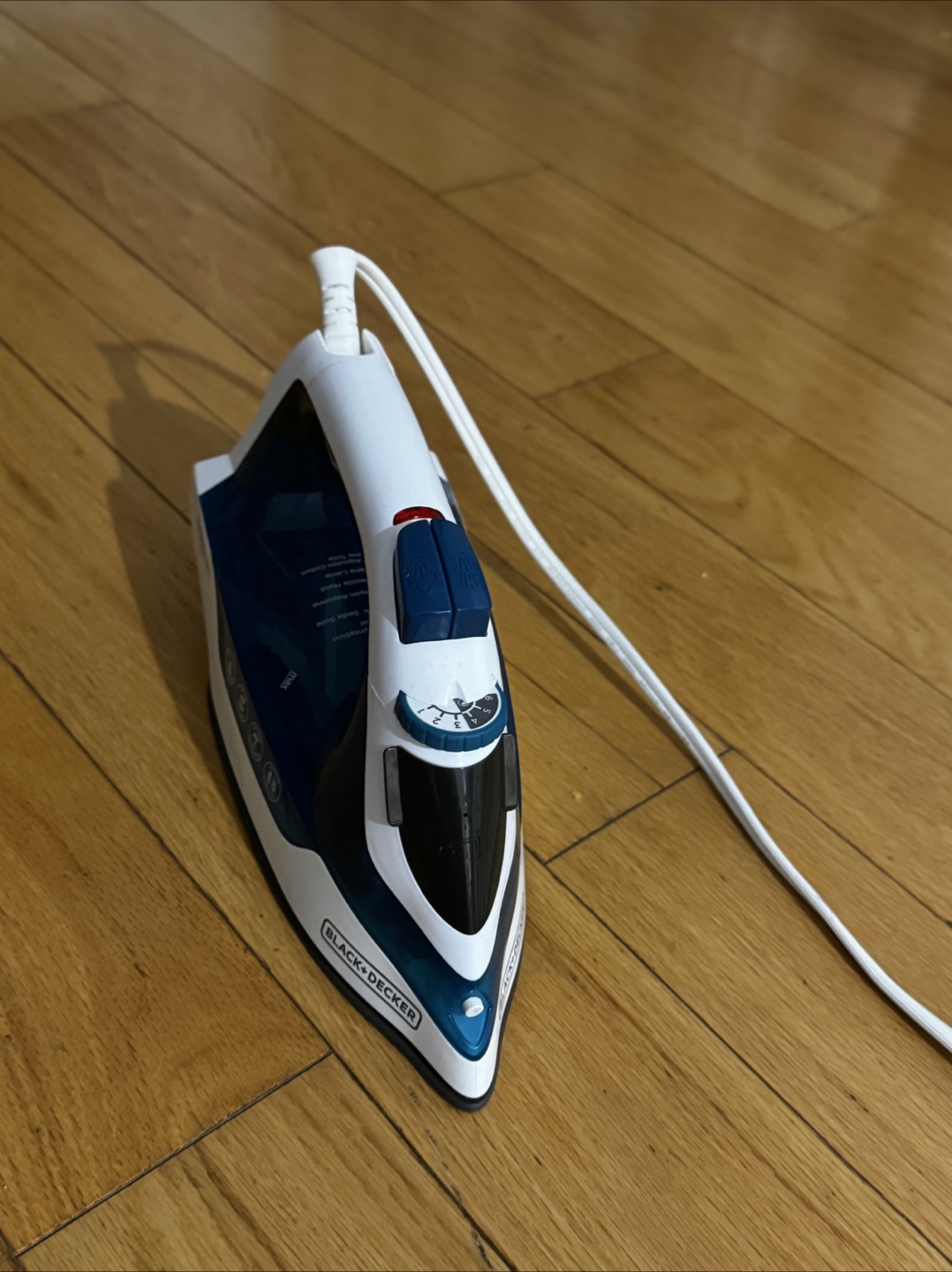 BLACK+DECKER Easy Steam Compact Iron (IRV06VC) - photo 2