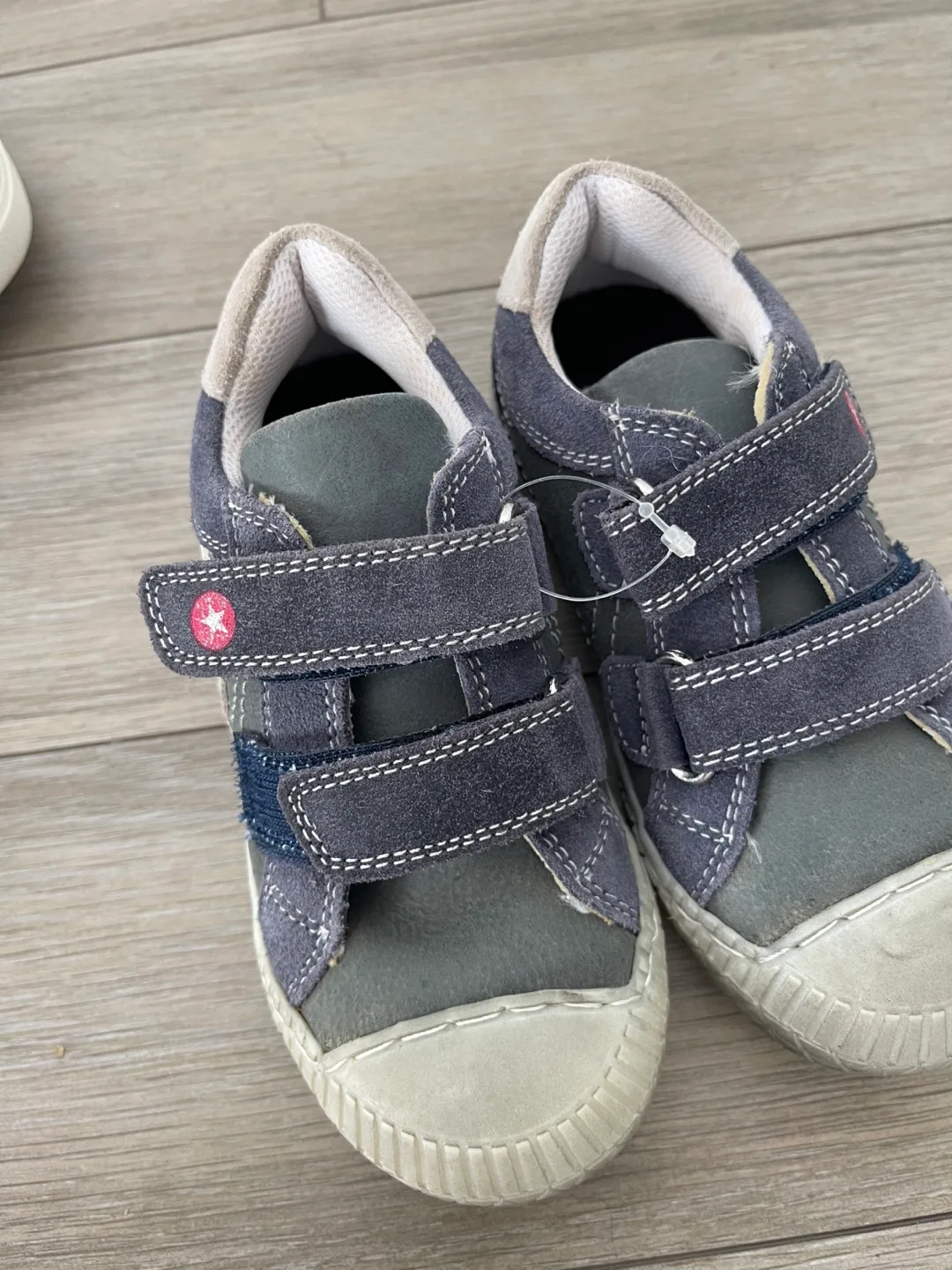 Sneakers thumbnail