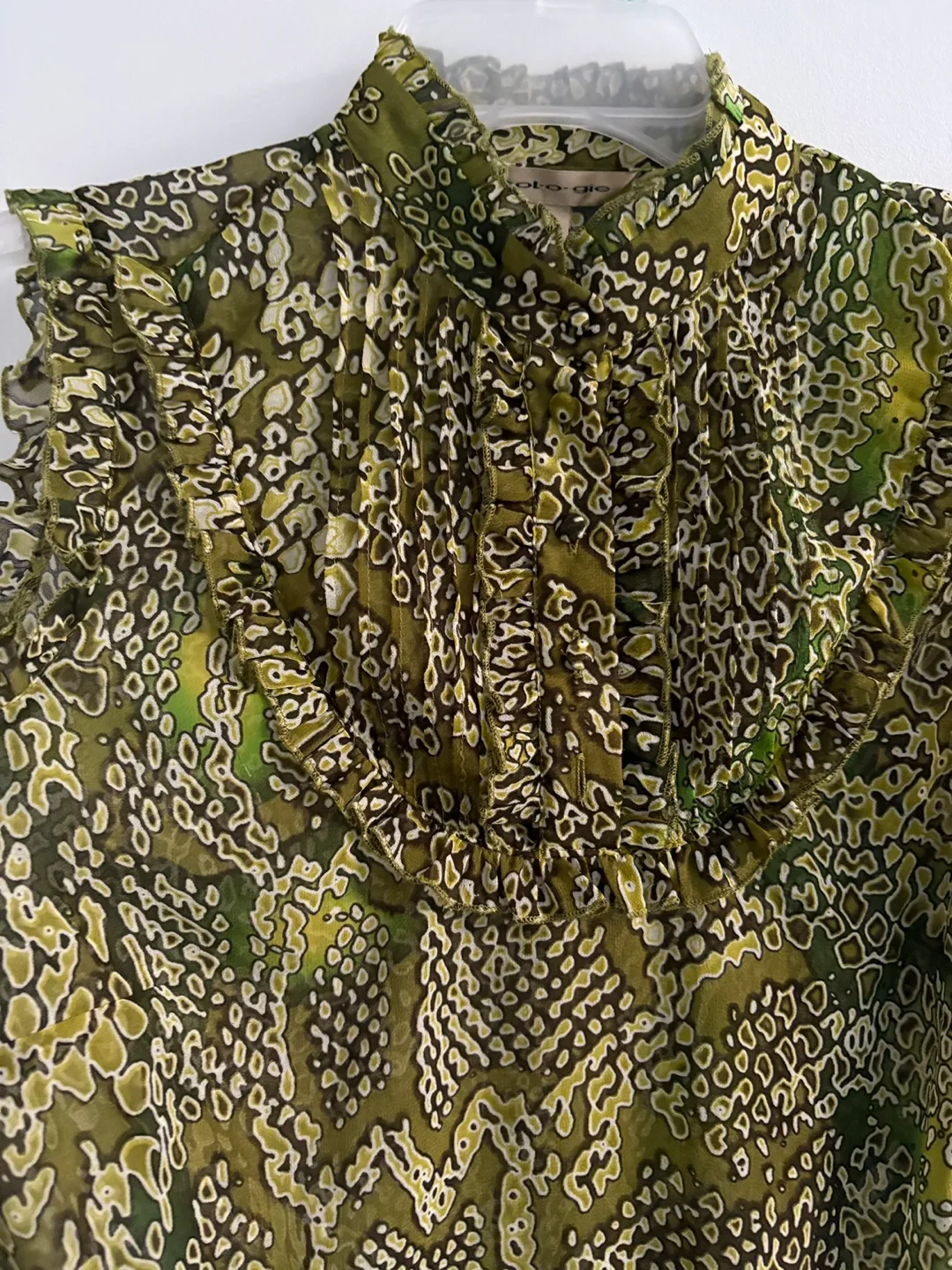 Beautiful Sleeveless Olive Green Blouse! Size S image indicator(2)