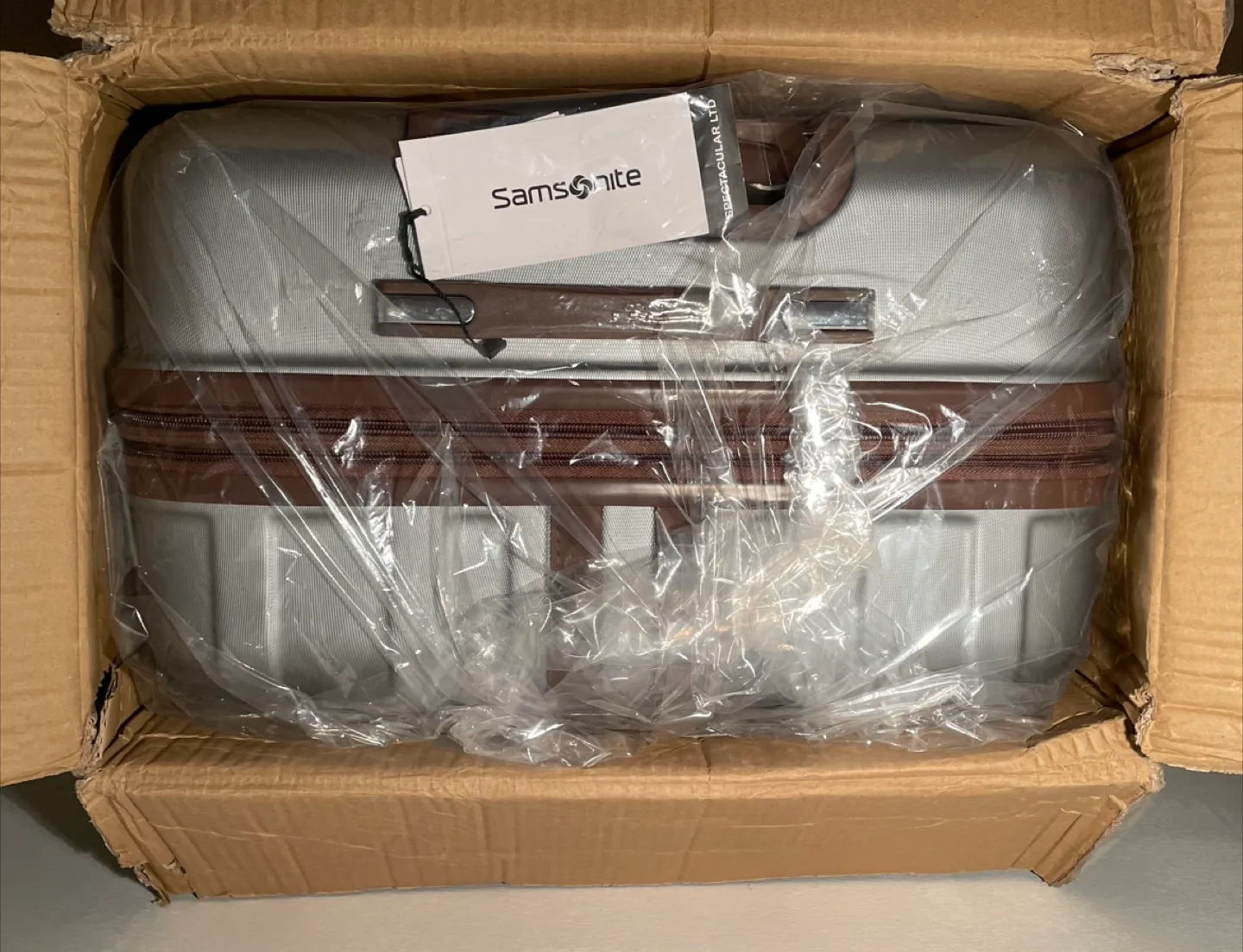 NEW! Samsonite Spectacular 2 Pc Hard Luggage Set $790 image indicator(3)