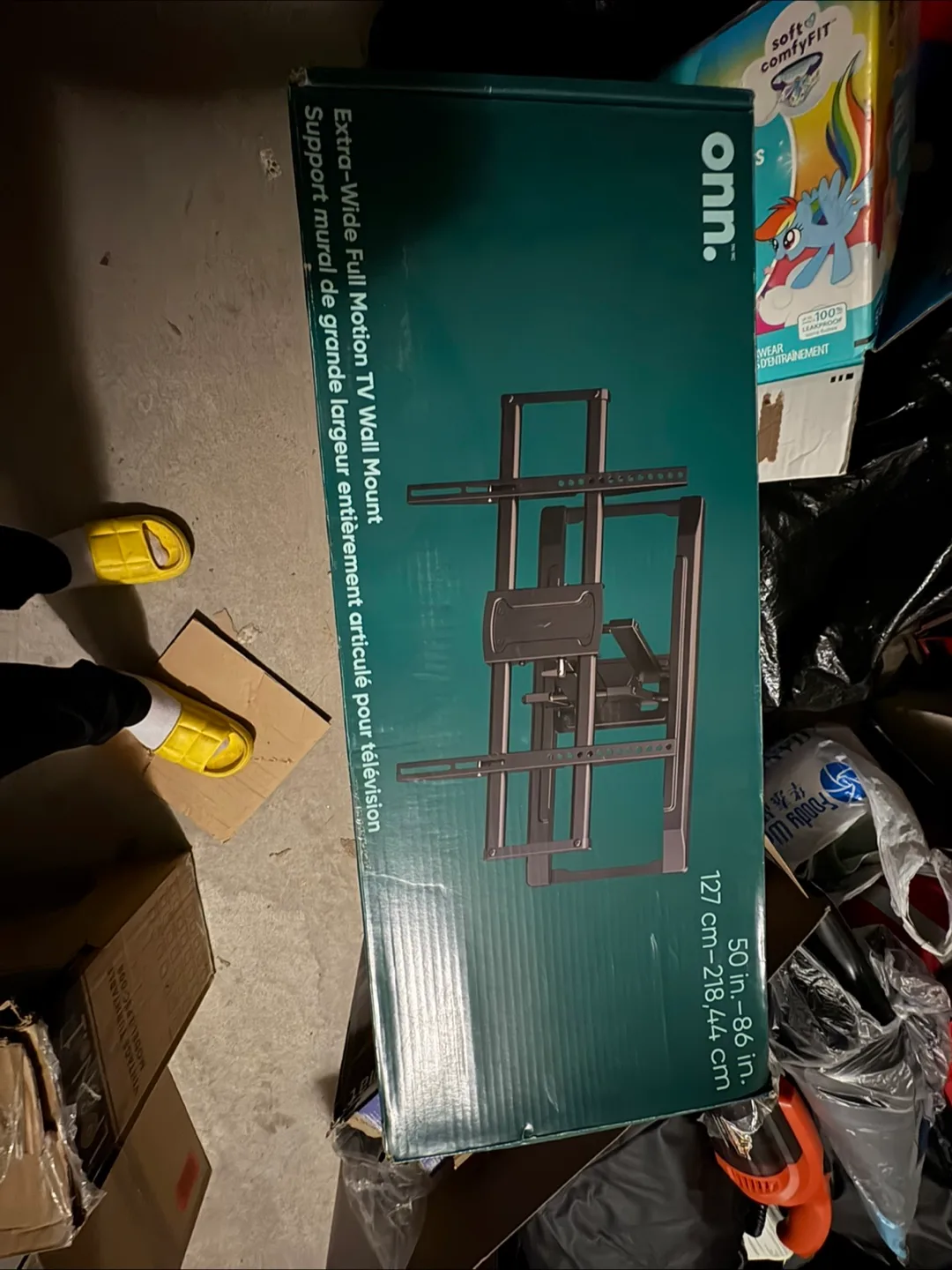 New onn. Extra-Wide Full Motion TV Wall Mount 50-86" thumbnail