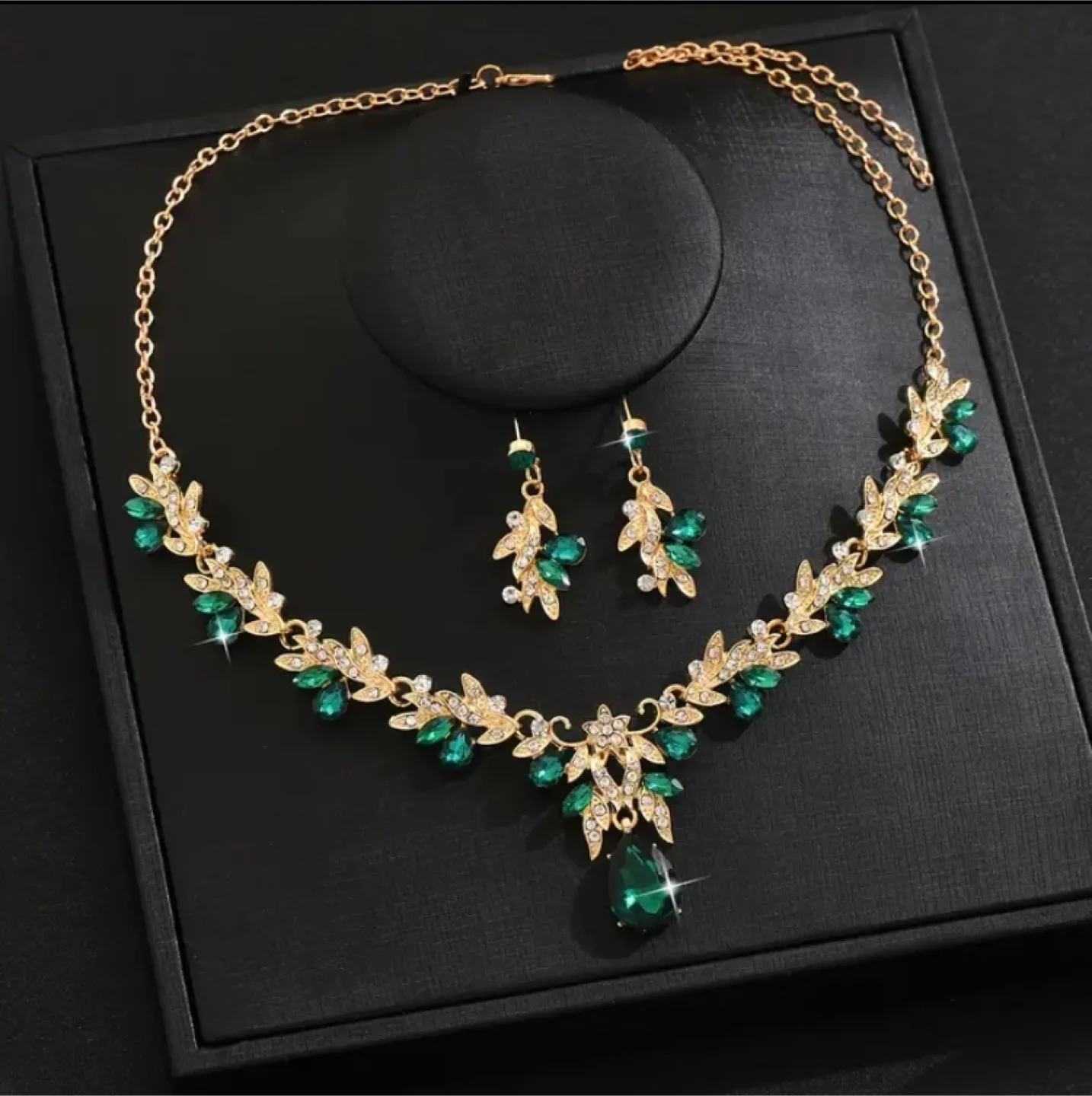 Green & Gold Necklace and Earring Set image indicator(4)