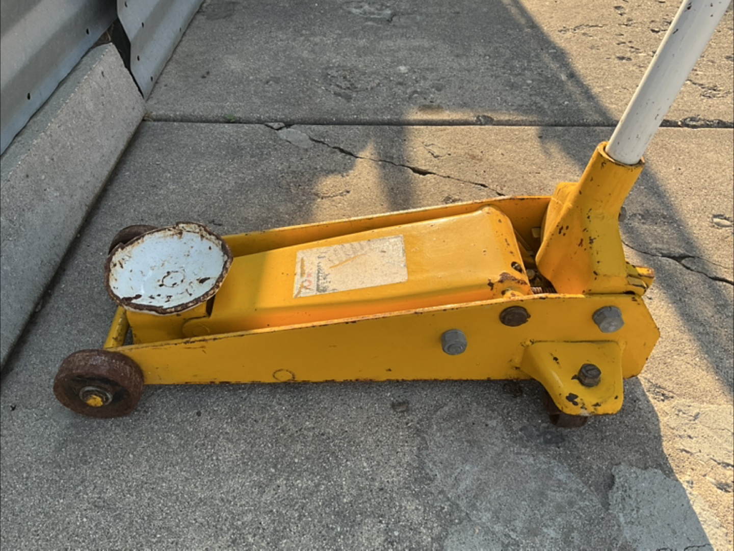 Yellow Floor Jack 3 Ton.no work,need Fix