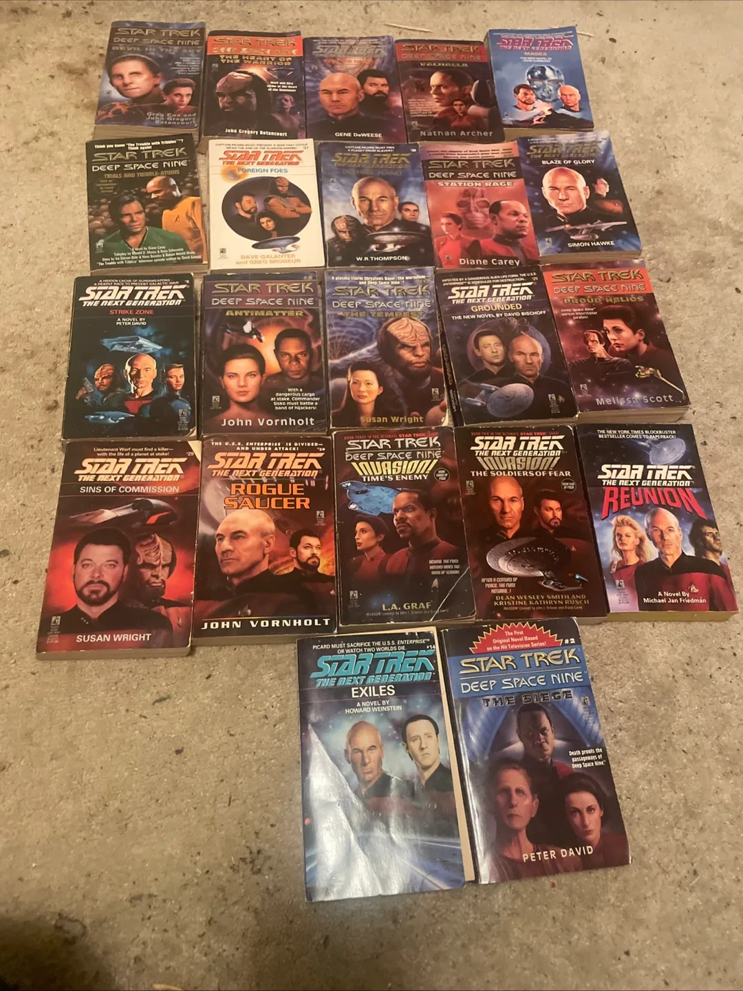 Star Trek Books - The Next Generation & Deep Space Nine thumbnail