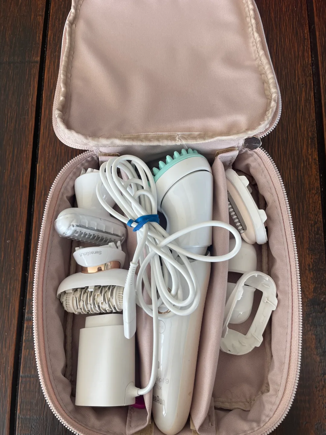 Free Braun Epilator with Attachments image indicator(2)