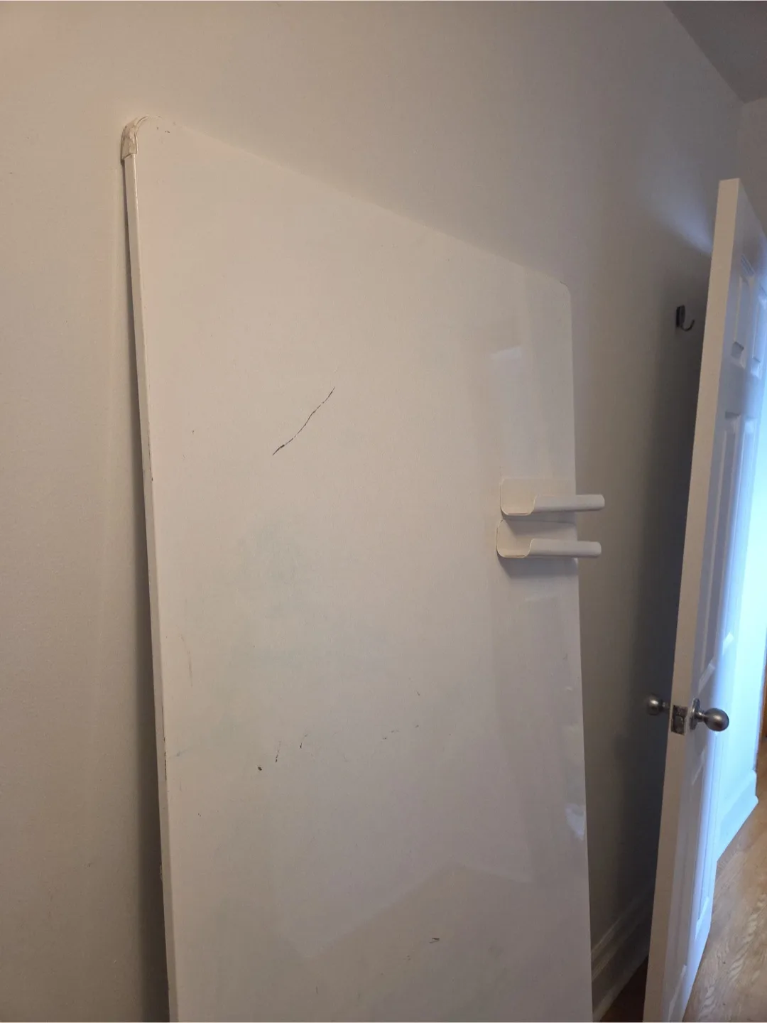 White Board with 2 magnetic accessories image indicator(2)