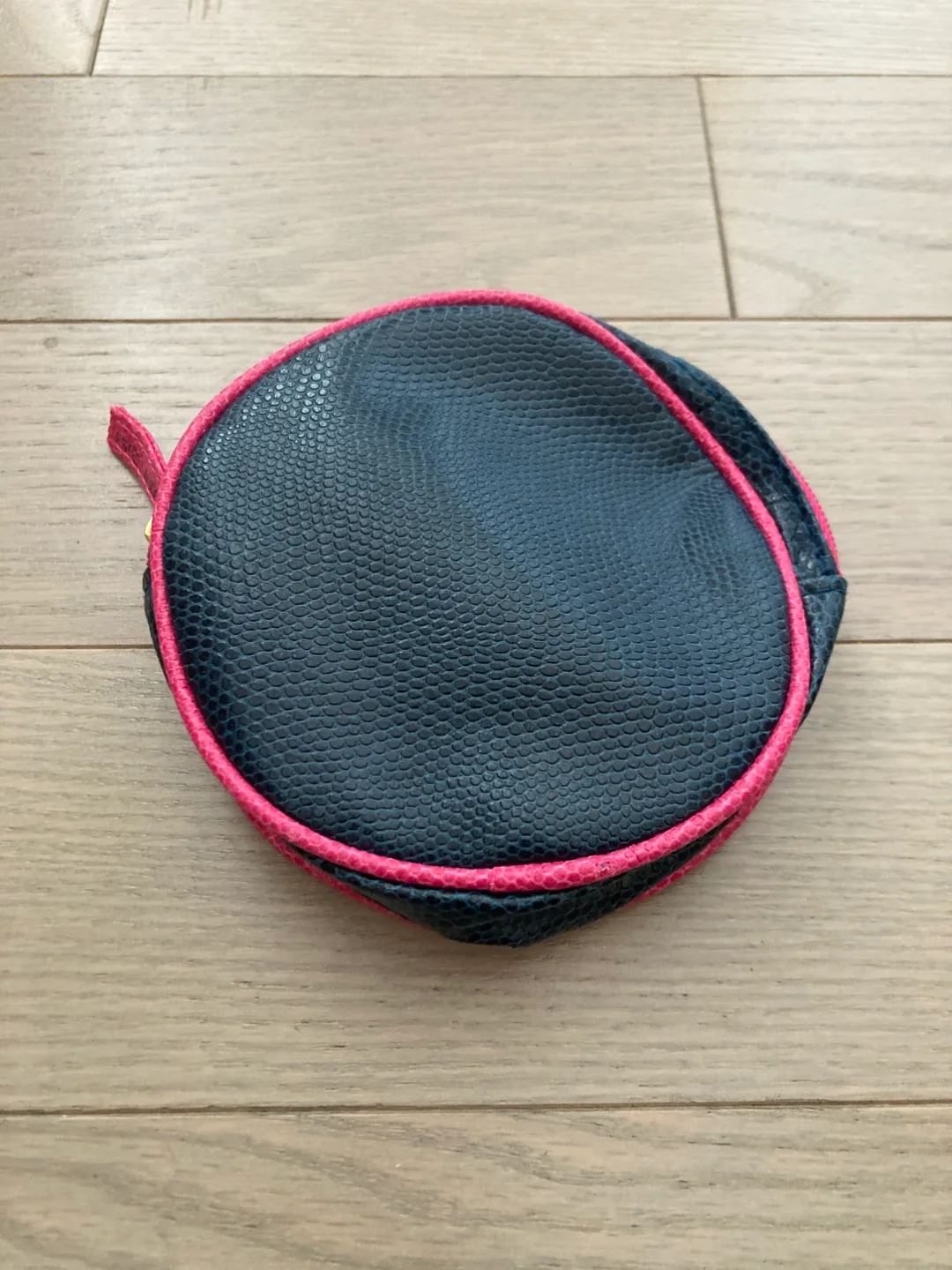🇨🇦🍁Small round pouch with pink trim thumbnail