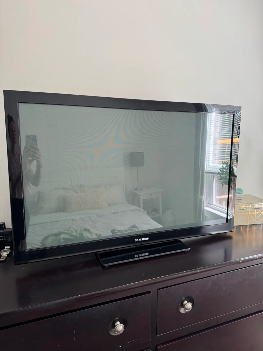 40” Samsung TV + Google Chromecast + TV Stand thumbnail