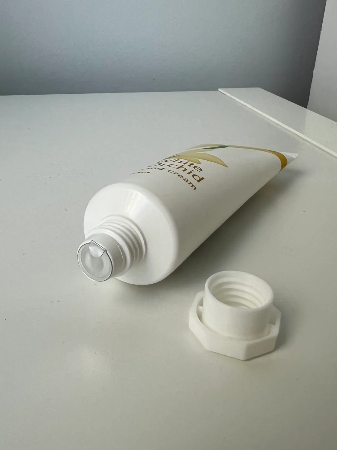 (100% New!) Joseristine White Orchid Hand Cream image indicator(3)