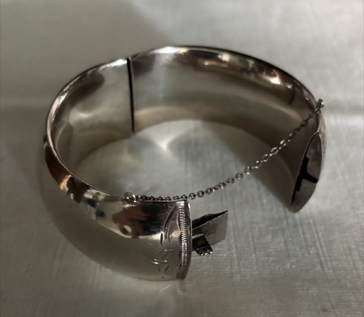 Bozinoff vintage Sterling Silver hinged  Bracelet image indicator(5)