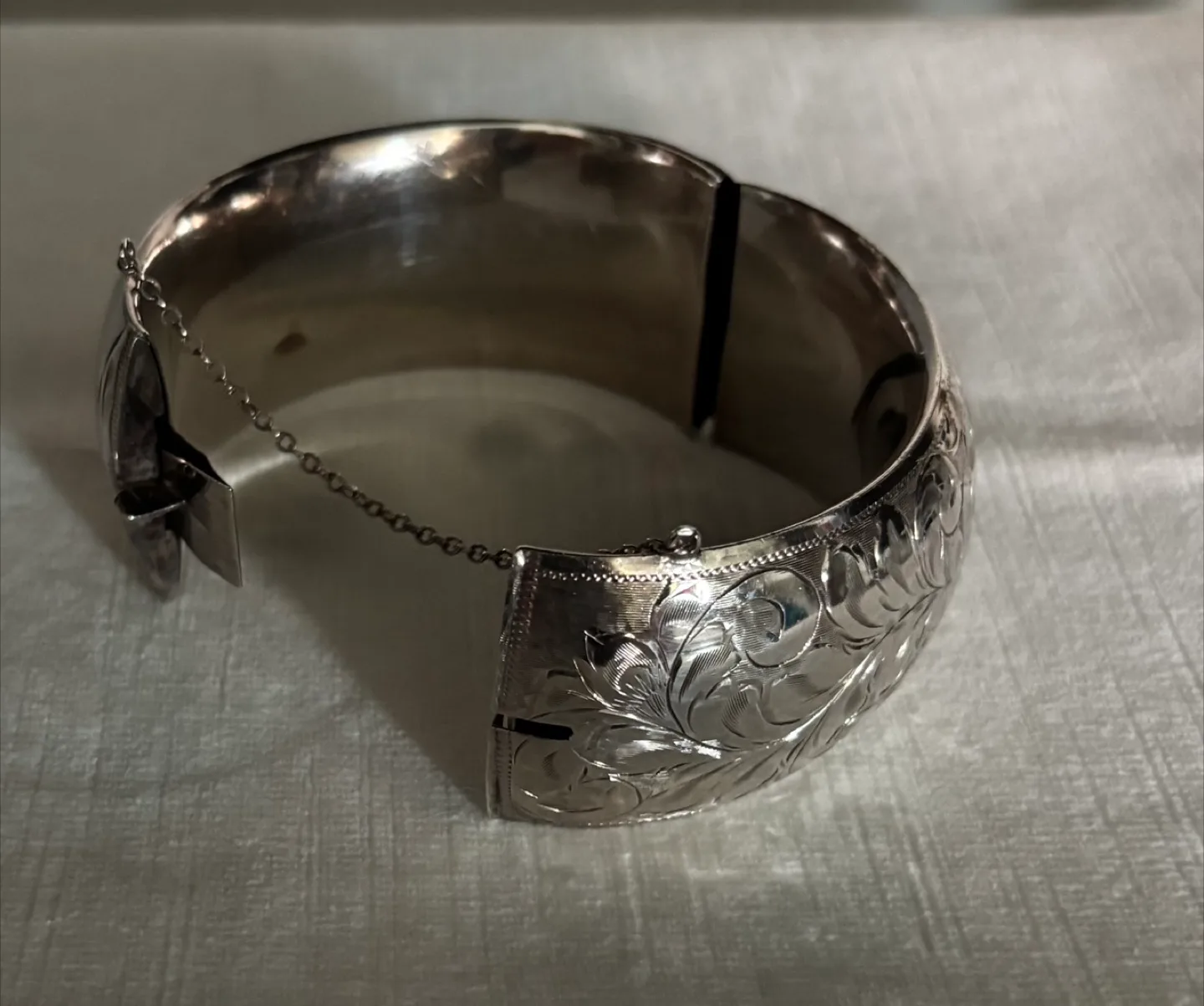 Bozinoff vintage Sterling Silver hinged  Bracelet image indicator(3)