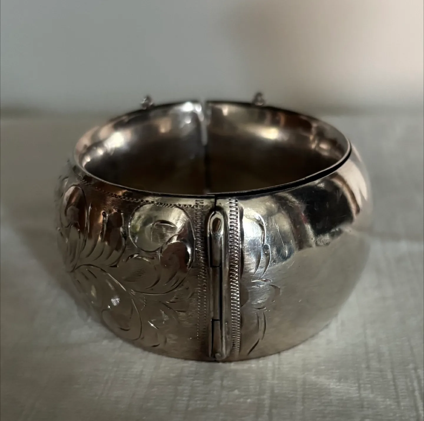 Bozinoff vintage Sterling Silver hinged  Bracelet image indicator(2)