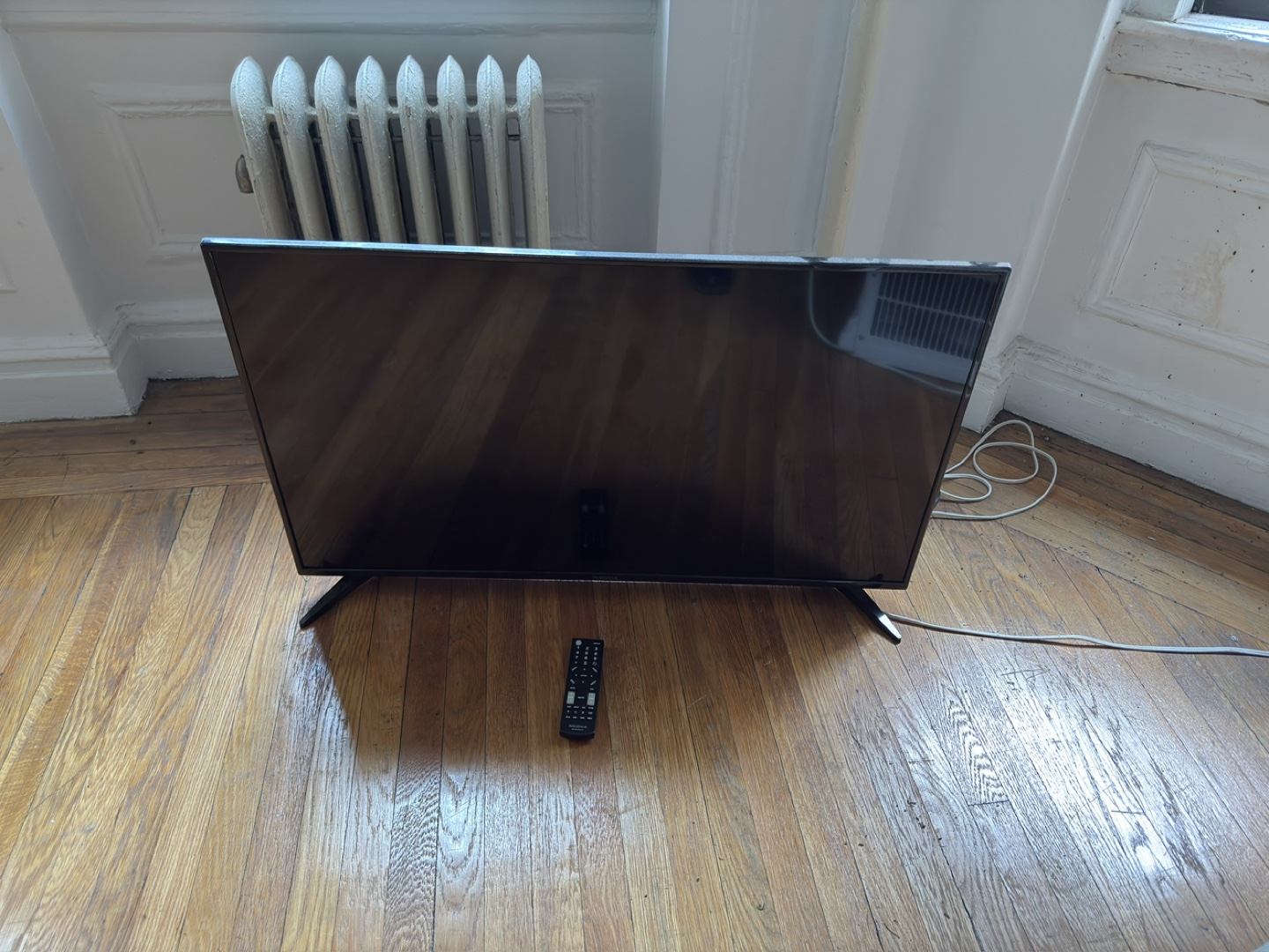 Insignia 43" LED TV Model NS-43D420NA20 - photo 2