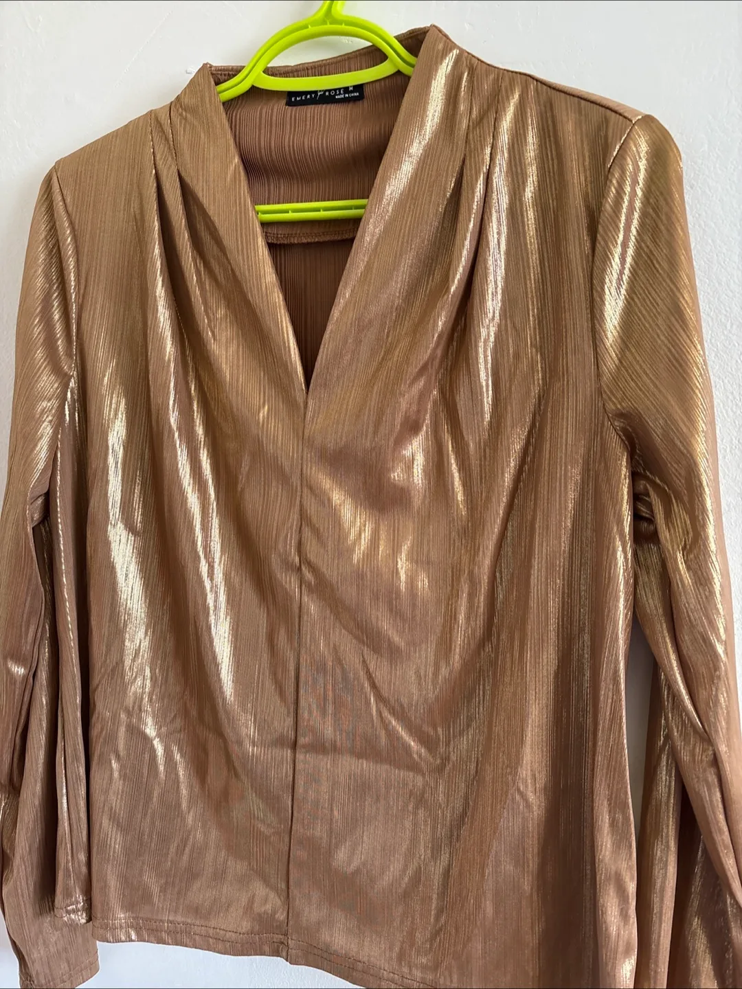 🇨🇦Emery Rose Gold Blouse - Size M image indicator(2)