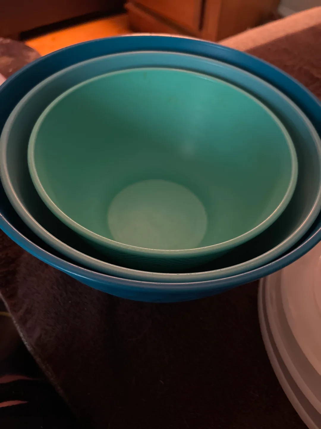 Set of 3 mixing bowls with lids thumbnail