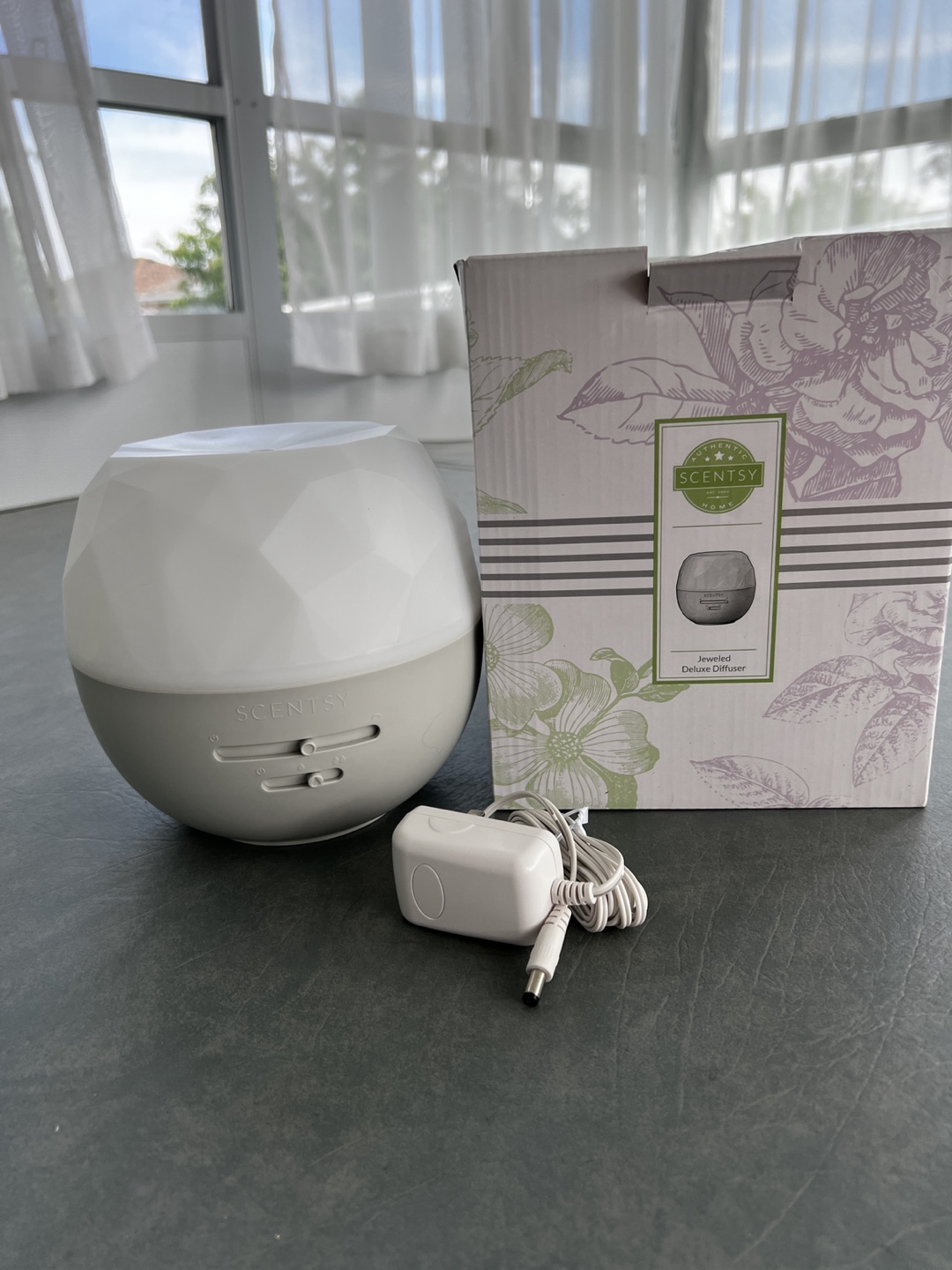 Scentsy jeweled deluxe diffuser