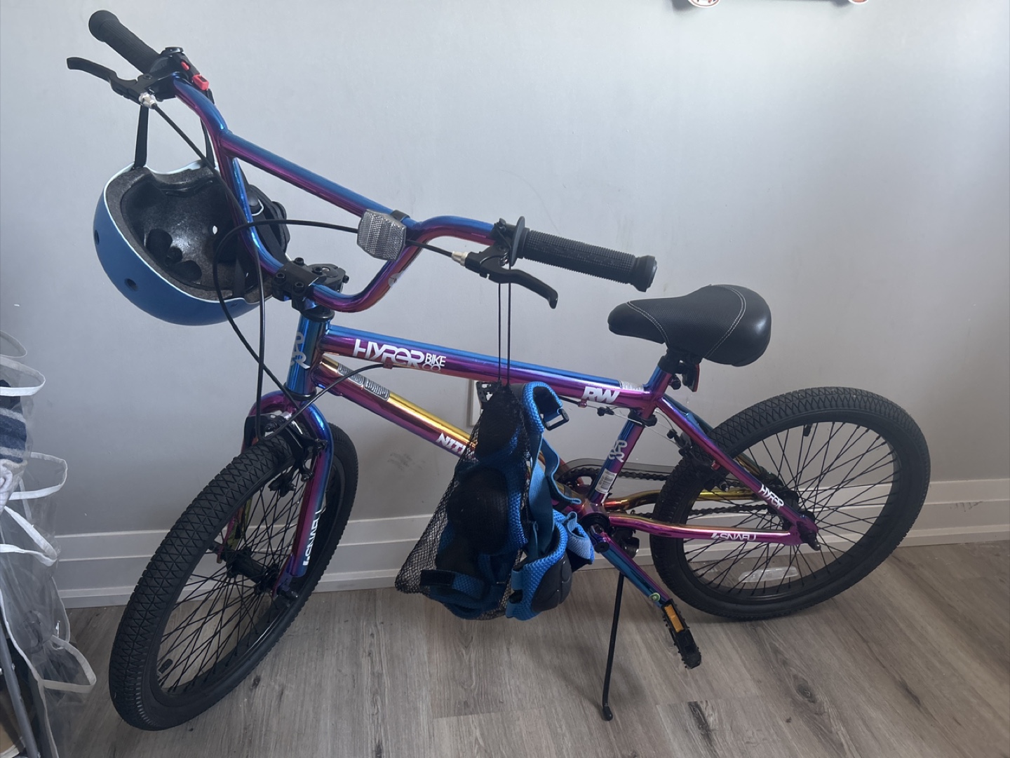 Hyper 20" Illusion BMX Bike with Helmet & Pads - photo 2