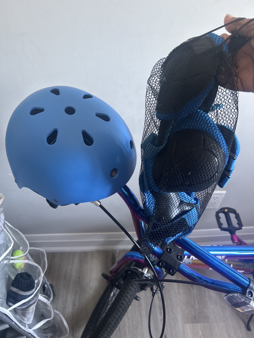 Hyper 20" Illusion BMX Bike with Helmet & Pads - photo 5