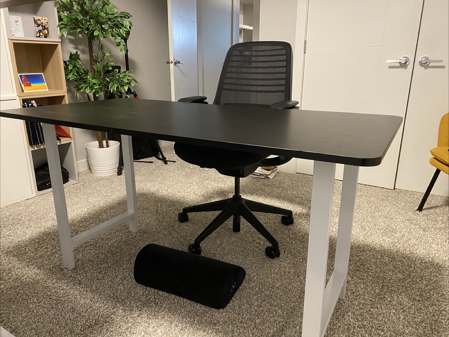 Black Desk with White Legs - photo 2