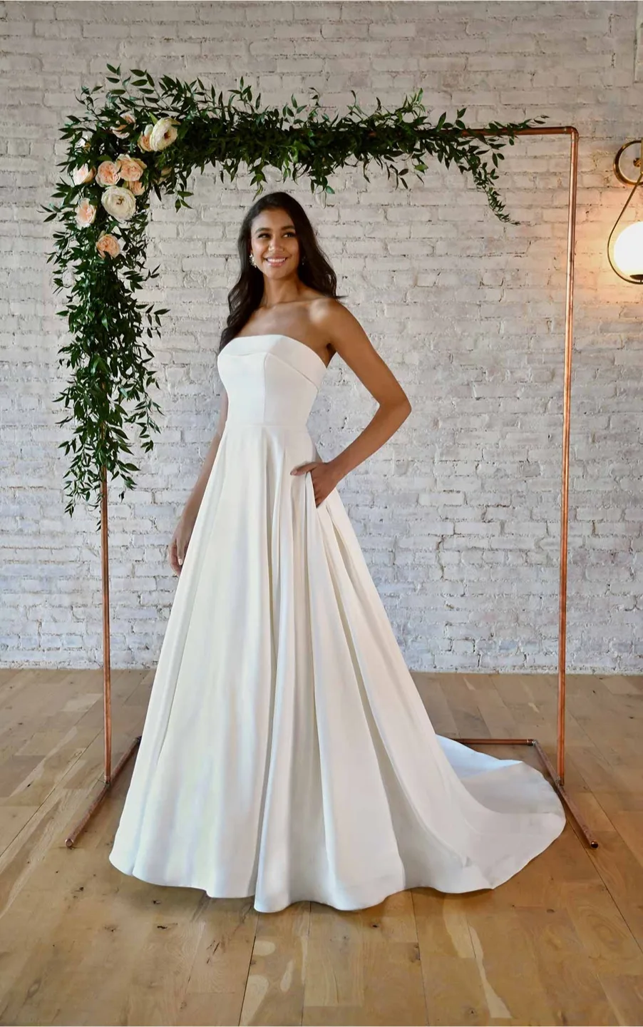 New Wedding Dress and Veil image indicator(4)