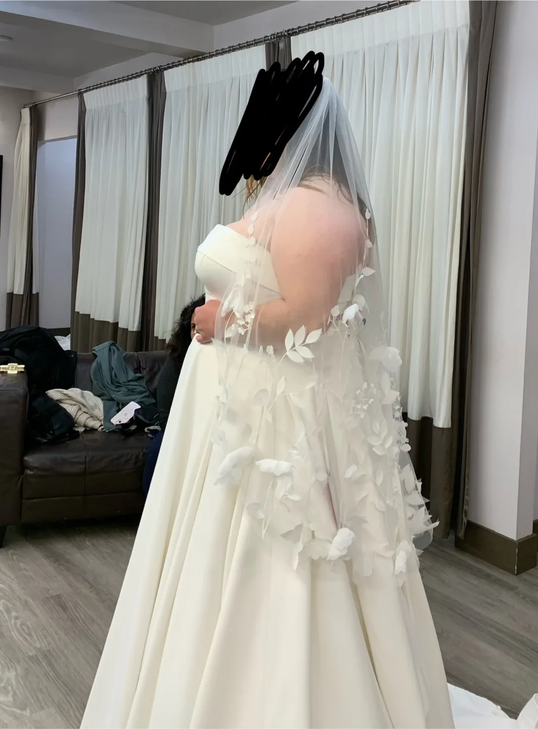 New Wedding Dress and Veil image indicator(3)