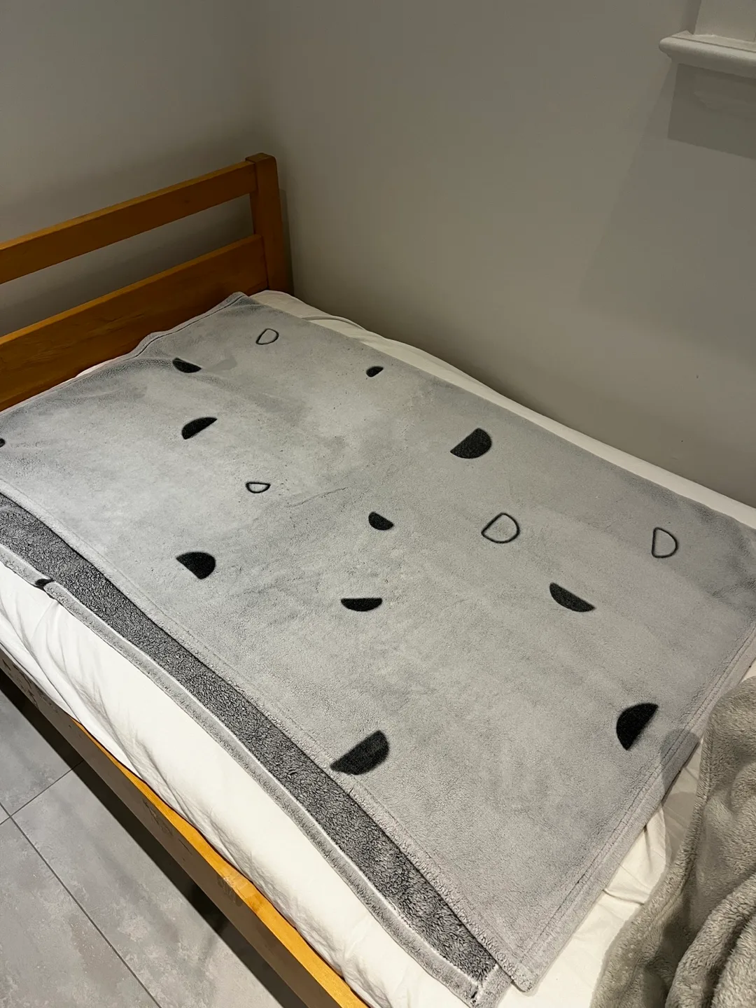 IKEA grey blanket / throw image indicator(3)