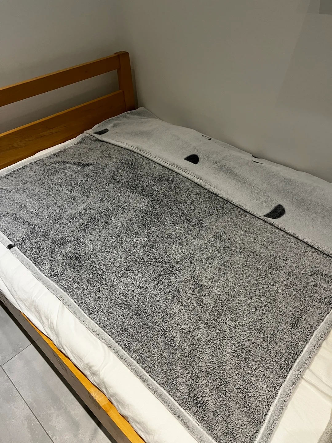 IKEA grey blanket / throw image indicator(5)